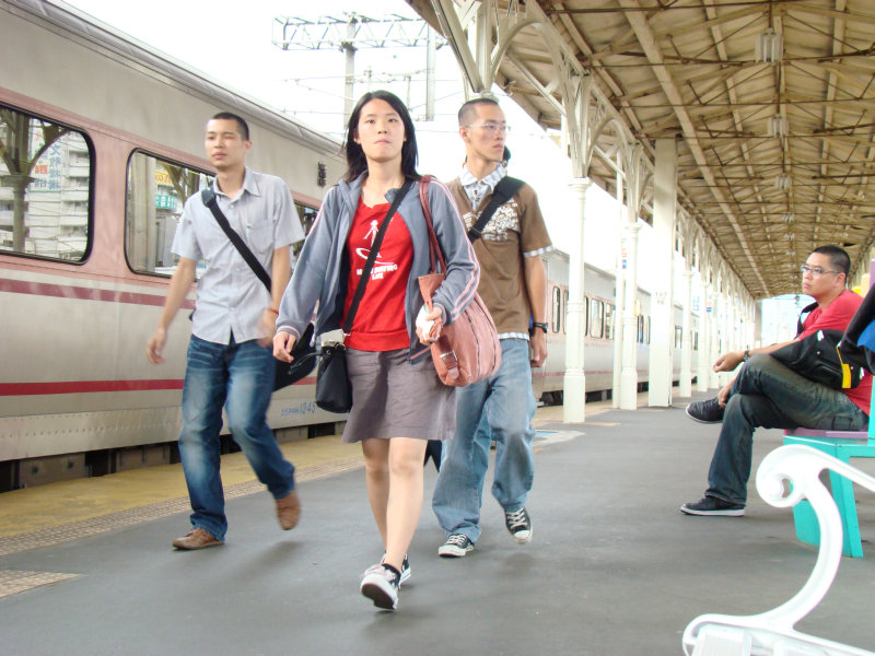 台灣鐵路旅遊攝影台中火車站月台旅客特寫2007攝影照片105