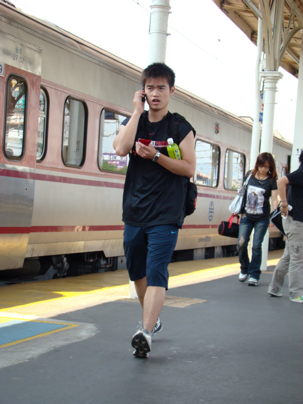 台灣鐵路旅遊攝影台中火車站月台旅客特寫2007攝影照片109