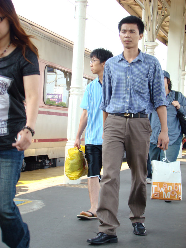 台灣鐵路旅遊攝影台中火車站月台旅客特寫2007攝影照片110