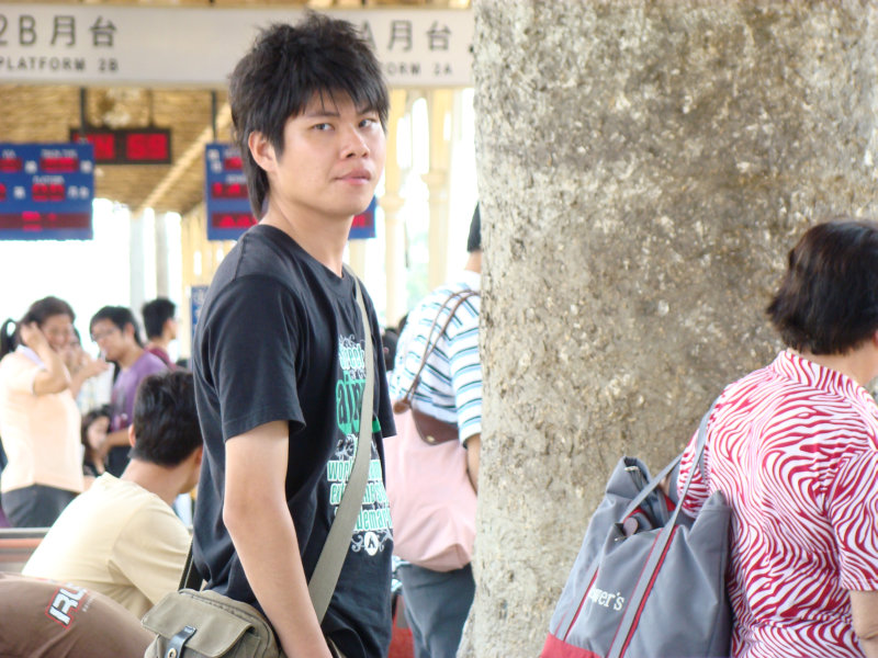 台灣鐵路旅遊攝影台中火車站月台旅客特寫2007攝影照片116