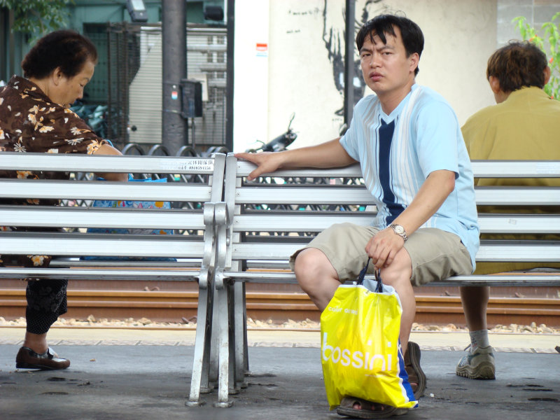 台灣鐵路旅遊攝影台中火車站月台旅客特寫2007攝影照片120