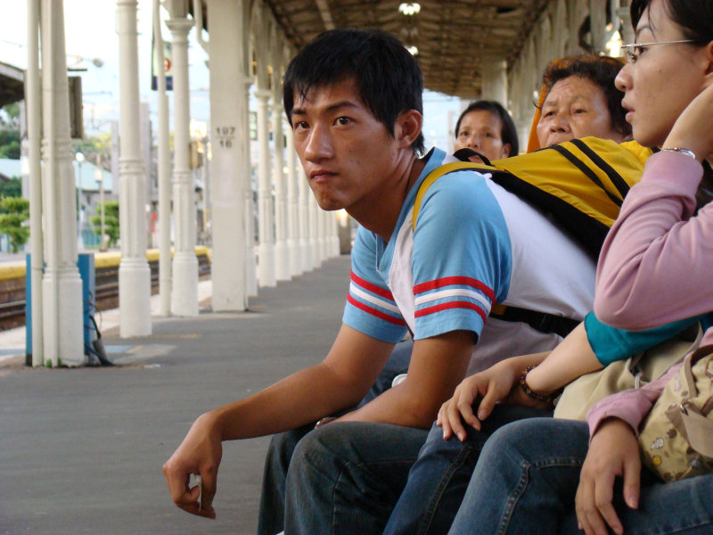 台灣鐵路旅遊攝影台中火車站月台旅客特寫2007攝影照片132