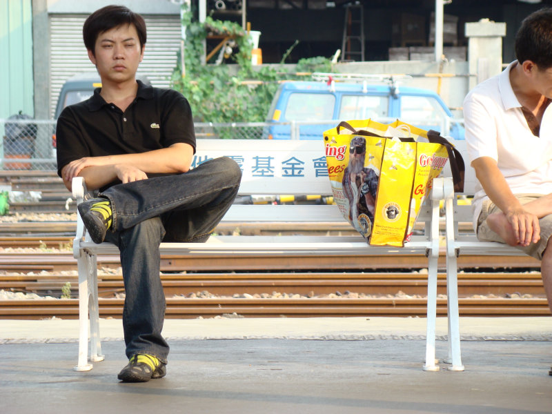 台灣鐵路旅遊攝影台中火車站月台旅客特寫2007攝影照片139