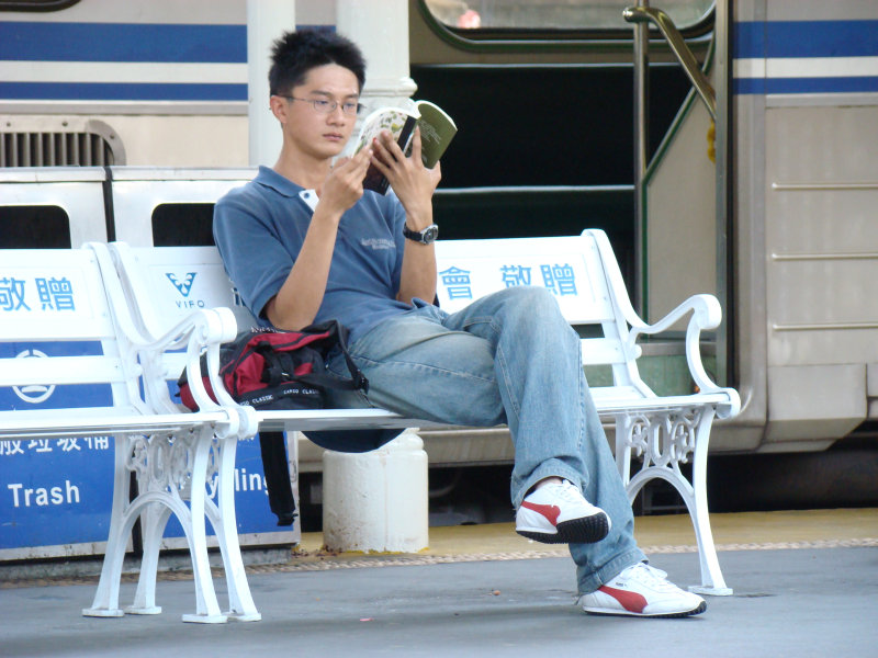台灣鐵路旅遊攝影台中火車站月台旅客特寫2007攝影照片142