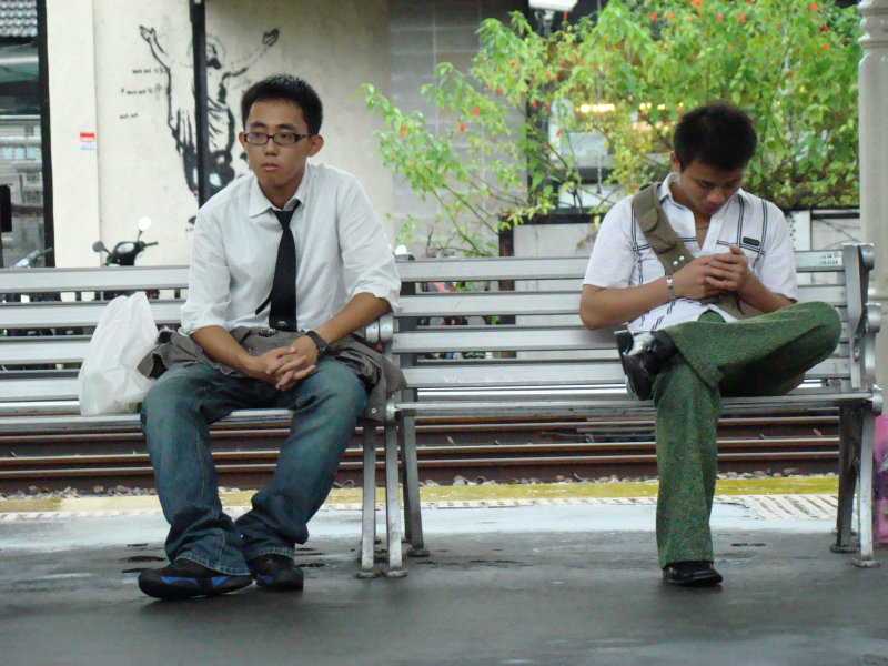 台灣鐵路旅遊攝影台中火車站月台旅客特寫2007攝影照片145