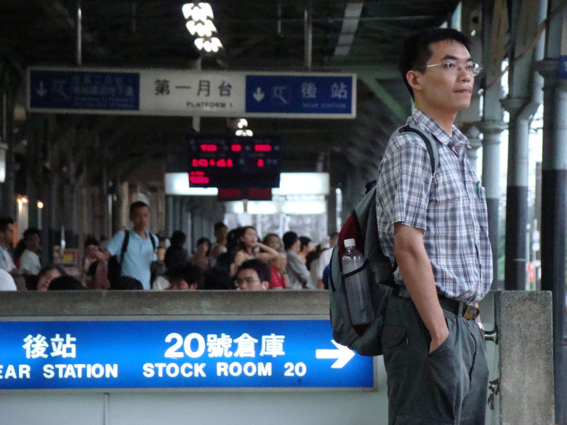 台灣鐵路旅遊攝影台中火車站月台旅客特寫2007攝影照片146