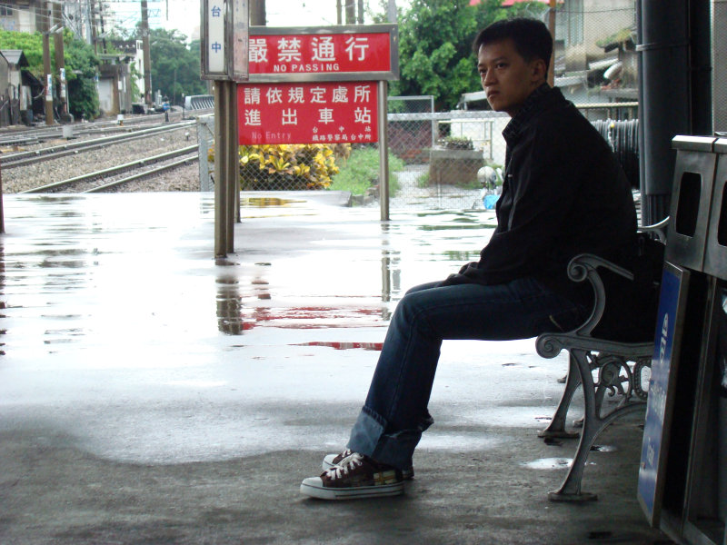 台灣鐵路旅遊攝影台中火車站月台旅客特寫2007攝影照片147