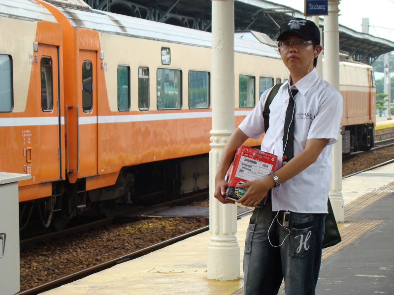 台灣鐵路旅遊攝影台中火車站月台旅客特寫2007攝影照片157