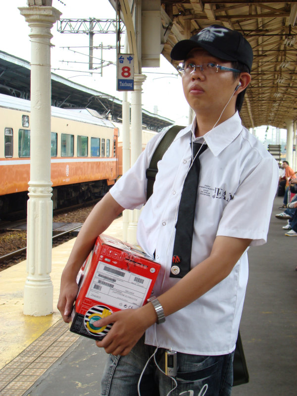 台灣鐵路旅遊攝影台中火車站月台旅客特寫2007攝影照片158