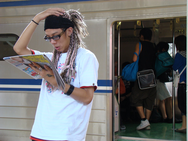 台灣鐵路旅遊攝影台中火車站月台旅客特寫2007攝影照片161
