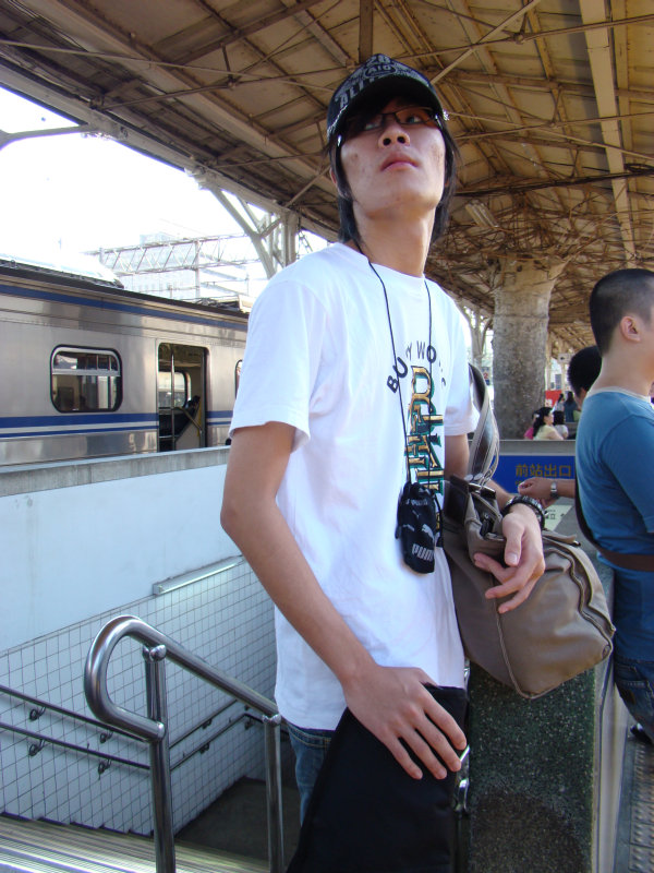 台灣鐵路旅遊攝影台中火車站月台旅客特寫2007攝影照片169