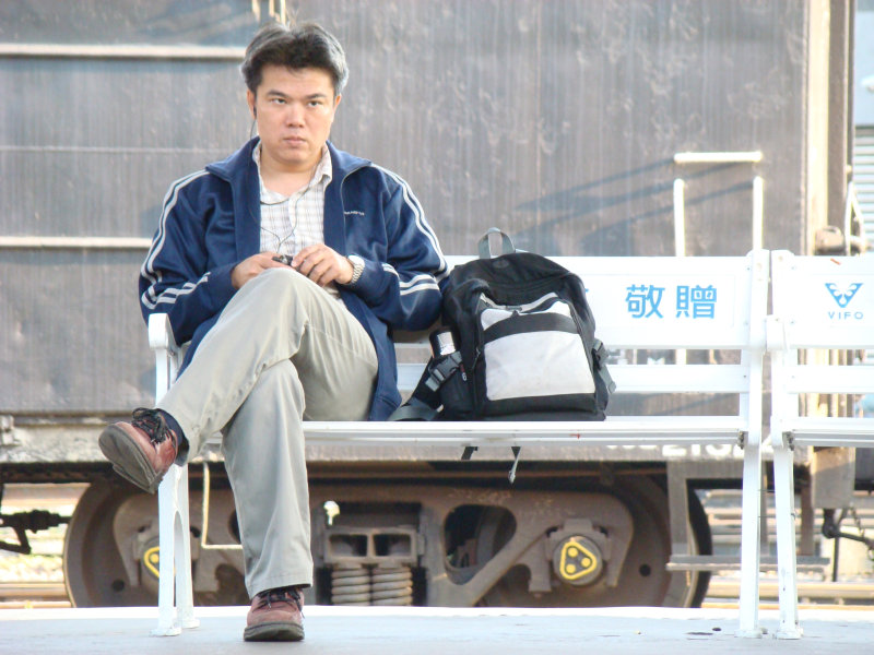 台灣鐵路旅遊攝影台中火車站月台旅客特寫2007攝影照片191