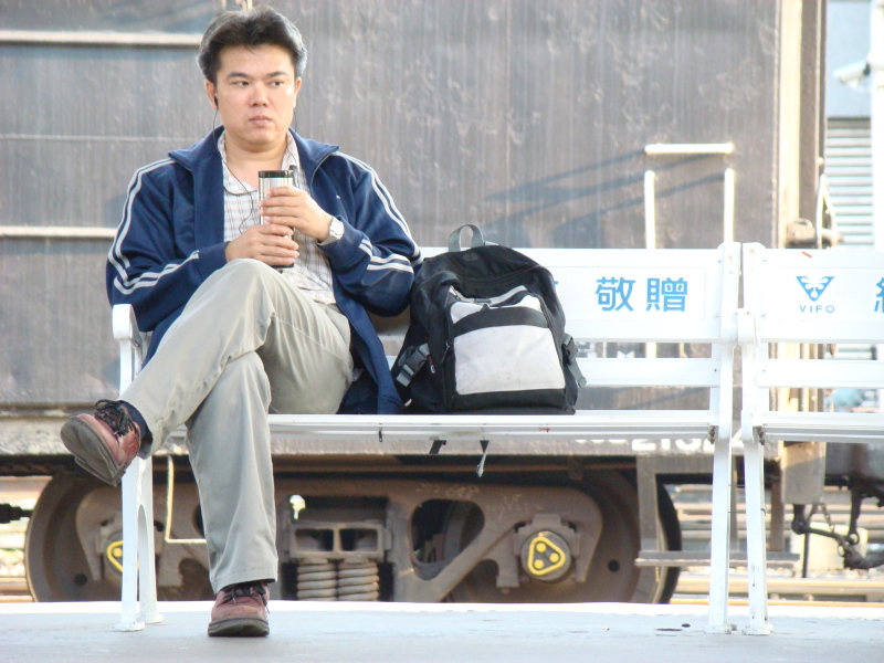 台灣鐵路旅遊攝影台中火車站月台旅客特寫2007攝影照片192