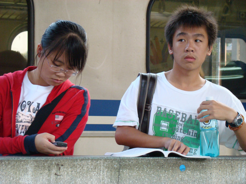 台灣鐵路旅遊攝影台中火車站月台旅客特寫2007攝影照片193