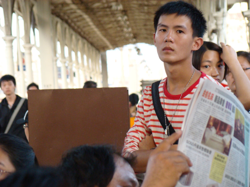 台灣鐵路旅遊攝影台中火車站月台旅客特寫2007攝影照片194