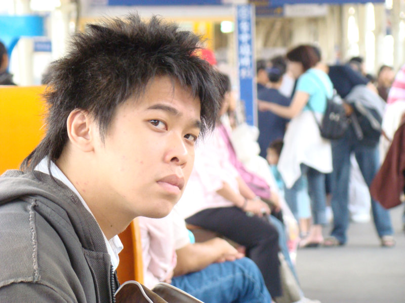 台灣鐵路旅遊攝影台中火車站月台旅客特寫2007攝影照片207