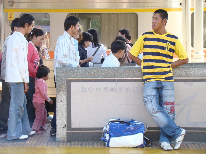 台灣鐵路旅遊攝影台中火車站月台旅客特寫2007攝影照片211