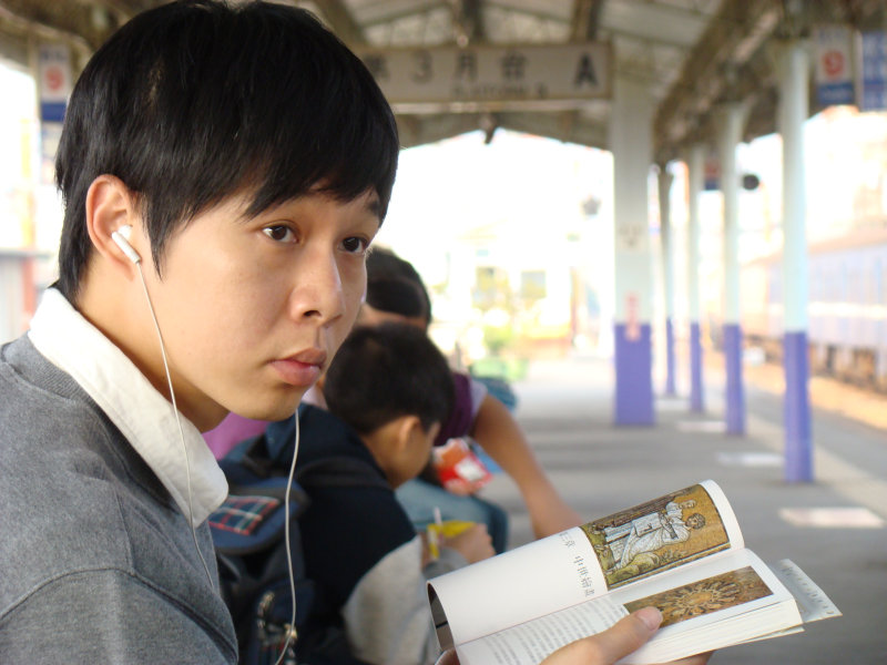 台灣鐵路旅遊攝影台中火車站月台旅客特寫2007攝影照片216