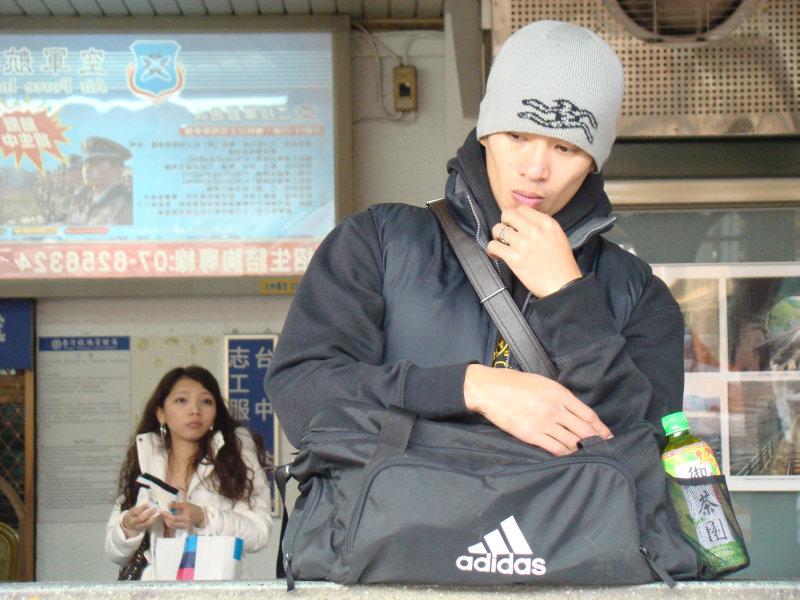 台灣鐵路旅遊攝影台中火車站月台旅客特寫2007攝影照片219
