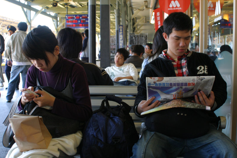 台灣鐵路旅遊攝影台中火車站月台旅客特寫2007攝影照片220