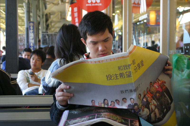 台灣鐵路旅遊攝影台中火車站月台旅客特寫2007攝影照片223