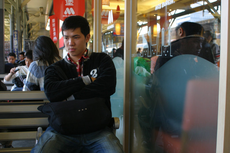 台灣鐵路旅遊攝影台中火車站月台旅客特寫2007攝影照片224