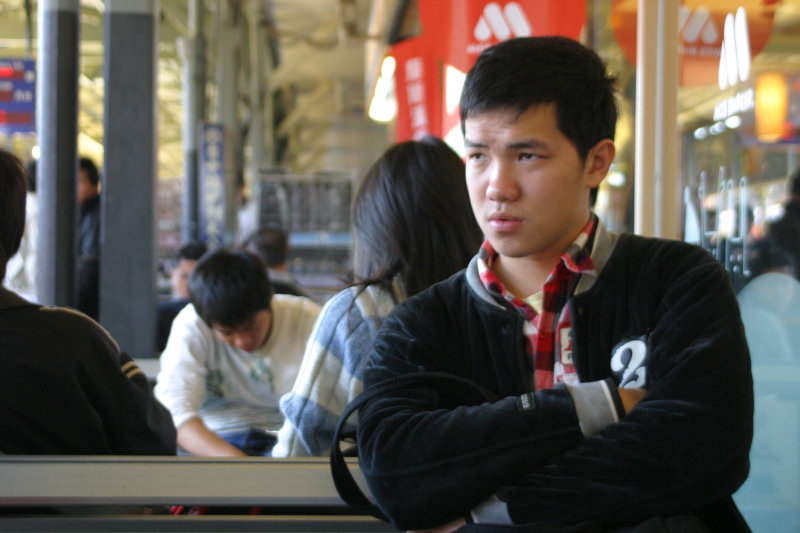 台灣鐵路旅遊攝影台中火車站月台旅客特寫2007攝影照片226