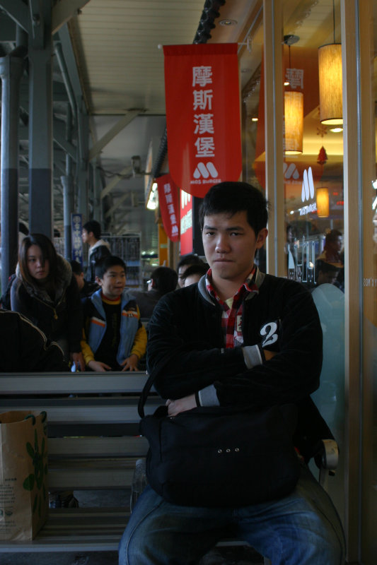 台灣鐵路旅遊攝影台中火車站月台旅客特寫2007攝影照片227