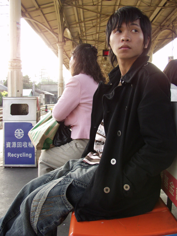 台灣鐵路旅遊攝影台中火車站月台旅客特寫2007攝影照片231