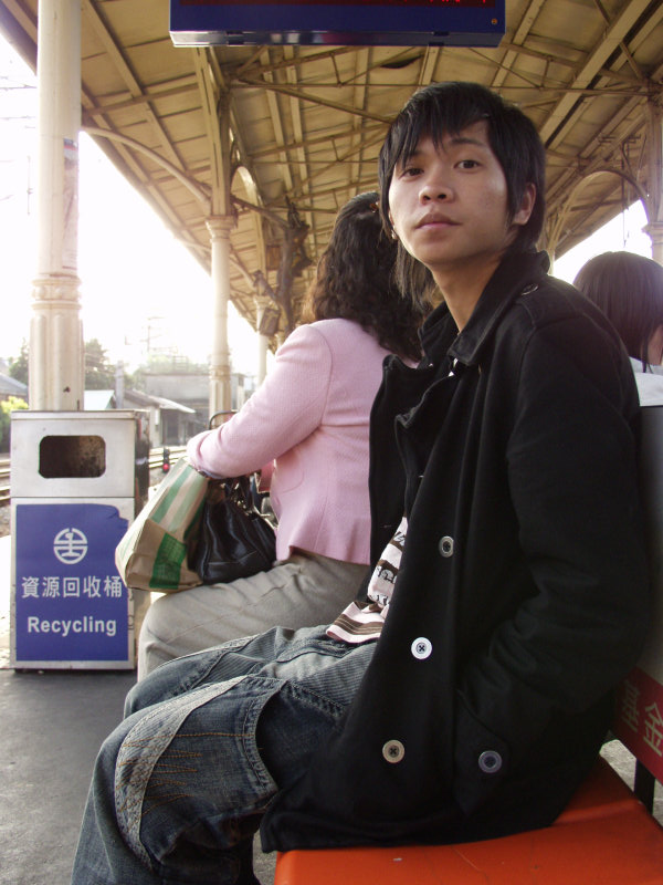 台灣鐵路旅遊攝影台中火車站月台旅客特寫2007攝影照片232