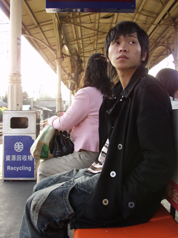 台灣鐵路旅遊攝影台中火車站月台旅客特寫2007攝影照片233