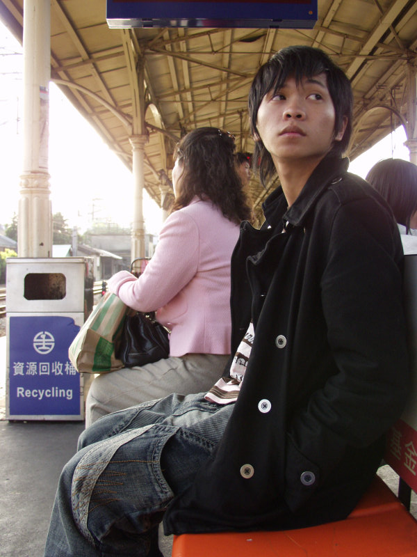 台灣鐵路旅遊攝影台中火車站月台旅客特寫2007攝影照片234