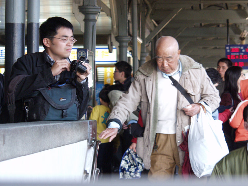 台灣鐵路旅遊攝影台中火車站月台旅客特寫2007攝影照片236