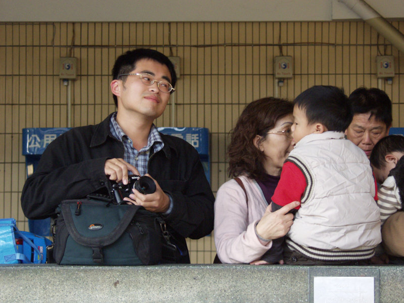 台灣鐵路旅遊攝影台中火車站月台旅客特寫2007攝影照片237