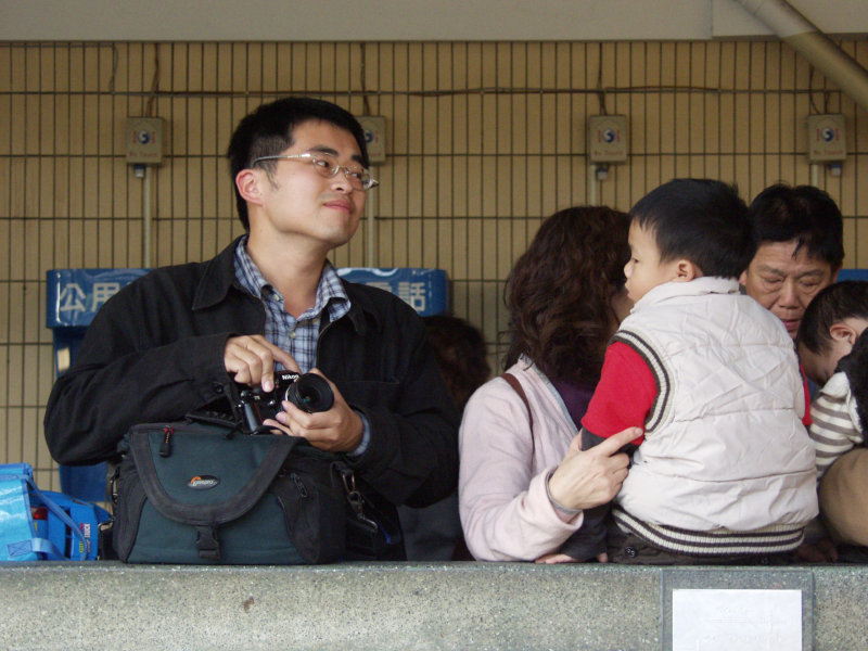 台灣鐵路旅遊攝影台中火車站月台旅客特寫2007攝影照片238