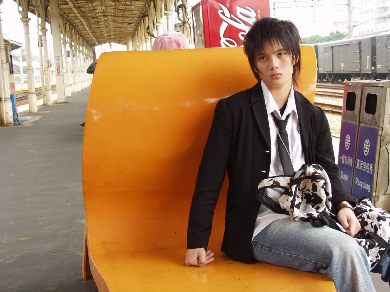 台灣鐵路旅遊攝影台中火車站月台旅客特寫2007攝影照片239