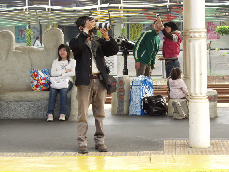 台灣鐵路旅遊攝影台中火車站月台旅客特寫2007攝影照片240