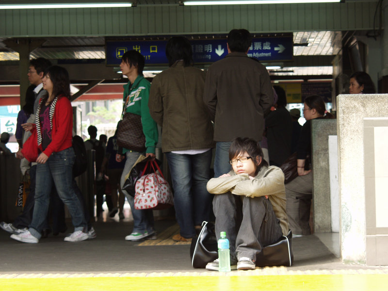 台灣鐵路旅遊攝影台中火車站月台旅客特寫2007攝影照片241