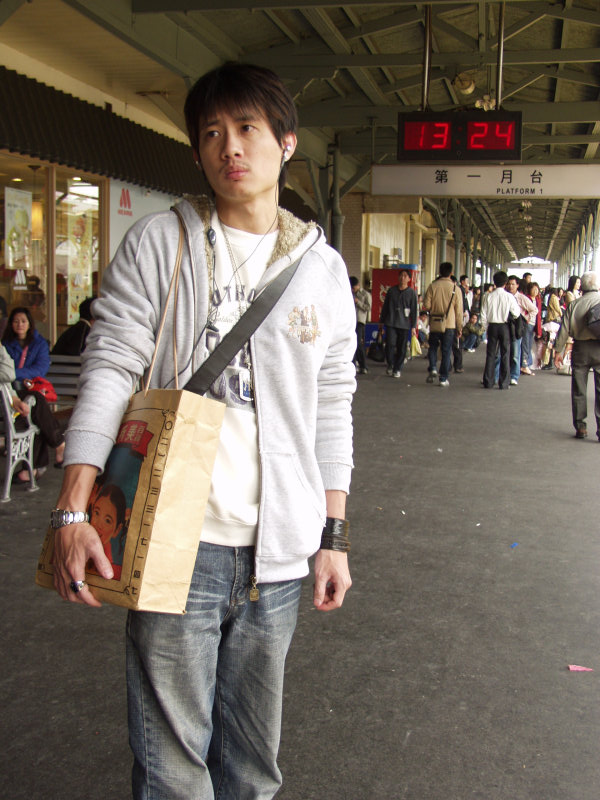 台灣鐵路旅遊攝影台中火車站月台旅客特寫2007攝影照片242