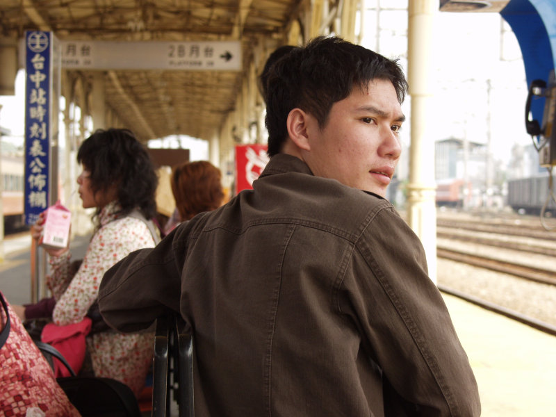 台灣鐵路旅遊攝影台中火車站月台旅客特寫2007攝影照片243