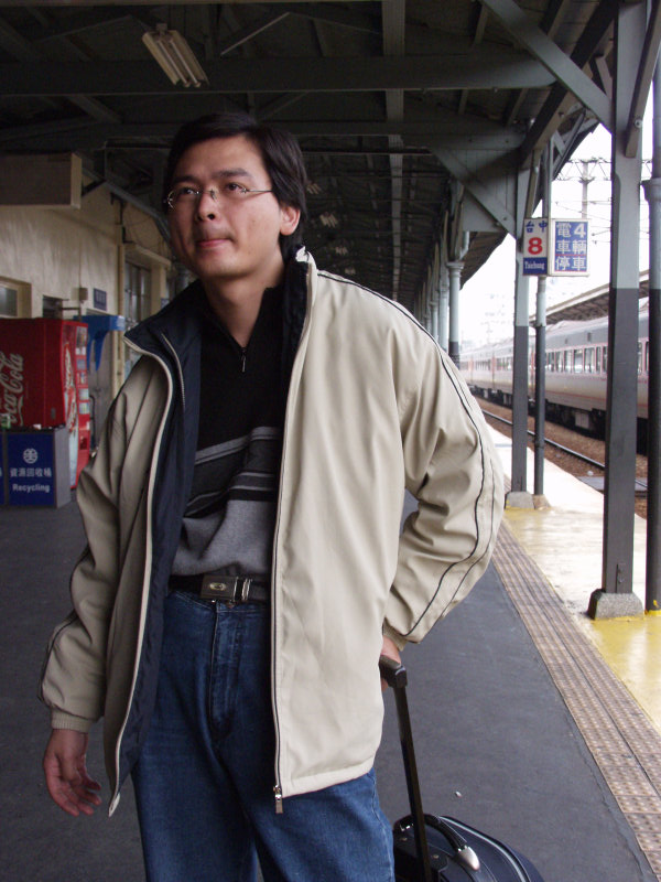 台灣鐵路旅遊攝影台中火車站月台旅客特寫2007攝影照片250