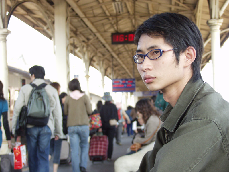 台灣鐵路旅遊攝影台中火車站月台旅客特寫2007攝影照片251