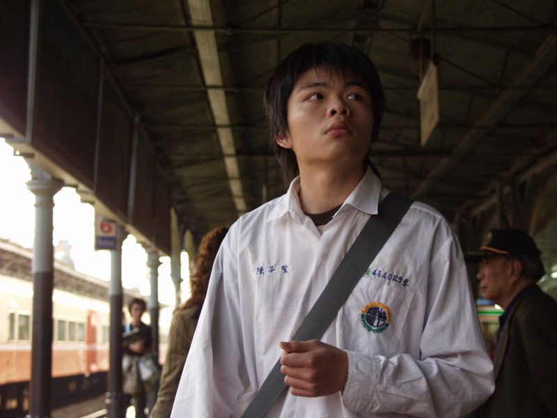 台灣鐵路旅遊攝影台中火車站月台旅客特寫2007攝影照片254