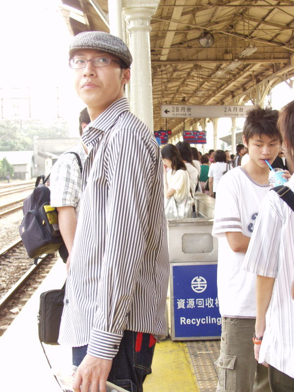 台灣鐵路旅遊攝影台中火車站月台旅客特寫2007攝影照片256