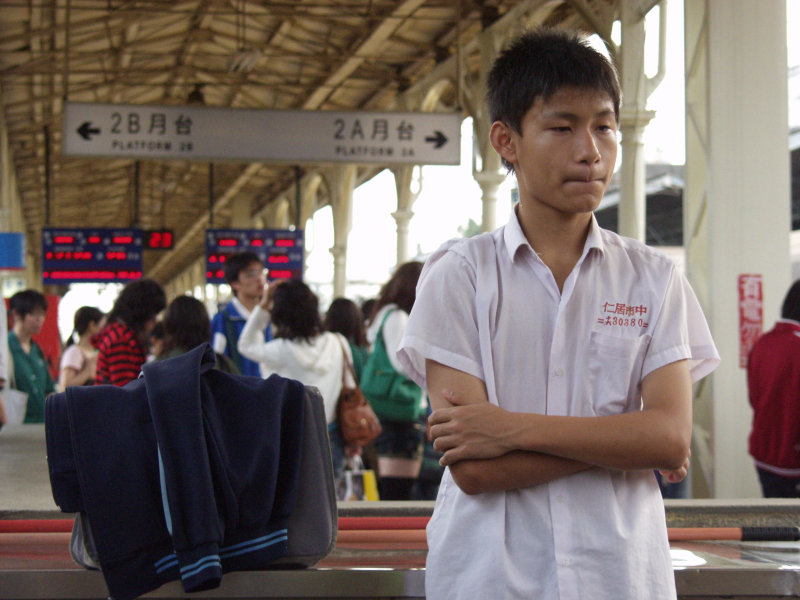 台灣鐵路旅遊攝影台中火車站月台旅客特寫2007攝影照片262