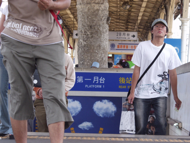 台灣鐵路旅遊攝影台中火車站月台旅客特寫2007攝影照片265