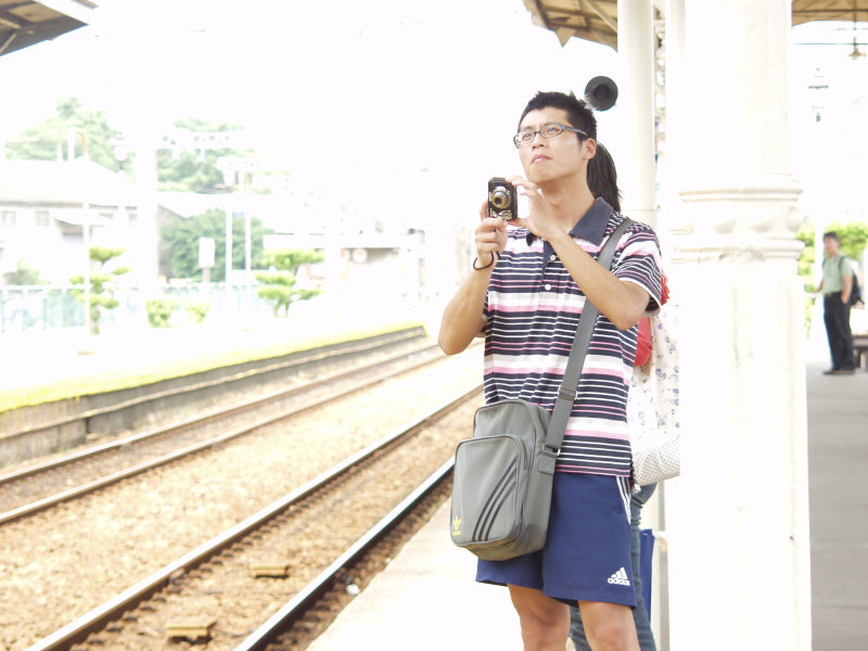 台灣鐵路旅遊攝影台中火車站月台旅客特寫2007攝影照片286