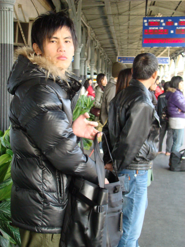 台灣鐵路旅遊攝影台中火車站月台旅客特寫2008攝影照片1