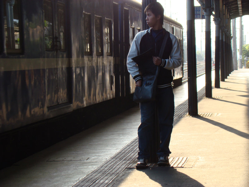 台灣鐵路旅遊攝影台中火車站月台旅客特寫2008攝影照片2