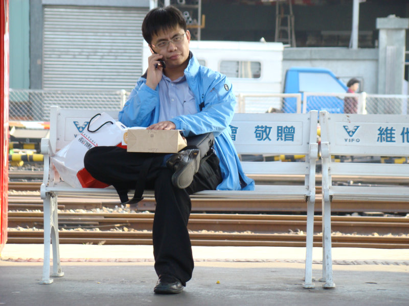 台灣鐵路旅遊攝影台中火車站月台旅客特寫2008攝影照片9